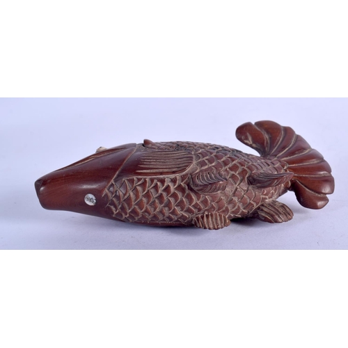 1121 - JAPANESE WOOD BOX IN FOR FORM OF A FISH.  12.7cm x 5.6cm, weight 80.4g