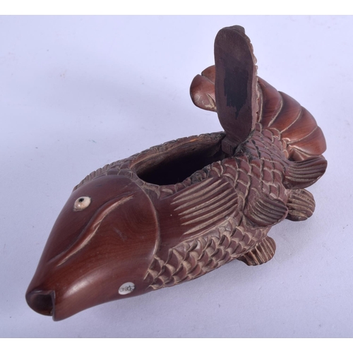 1121 - JAPANESE WOOD BOX IN FOR FORM OF A FISH.  12.7cm x 5.6cm, weight 80.4g