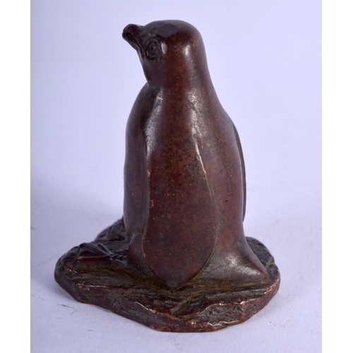 1143 - A BRONZE OKIMONO IN THE FORM OF A PENGUIN.  4.6cm x 3.1cm, weight 122.9g