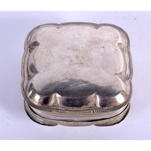 1150 - A CONTINENTAL SILVER PATCH BOX.  2.2cm x 3.5cm, weight 25g