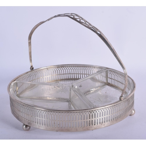 1170 - A VINTAGE SILVER AND CUT GLASS SERVING BASKET. Silver 131 grams. 17 cm x 20 cm inc handle.