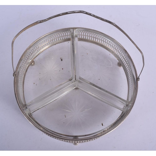 1170 - A VINTAGE SILVER AND CUT GLASS SERVING BASKET. Silver 131 grams. 17 cm x 20 cm inc handle.