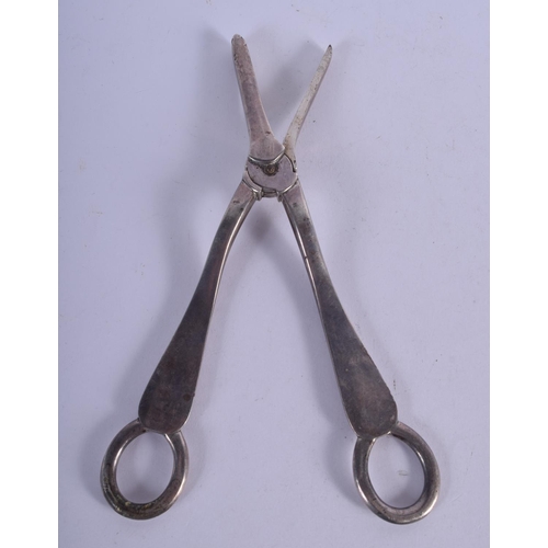 1178 - A PAIR OF 1920S SILVER GRAPE SCISSORS. London 1923. 136 grams. 18 cm long.