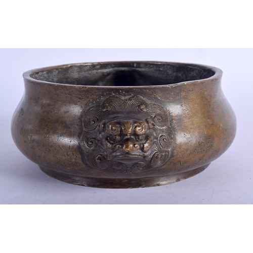 1184 - AN 18TH/19TH CENTURY CHINESE TWIN HANDLED BRONZE CENSER bearing Xuande marks to base. 18 cm wide, in... 