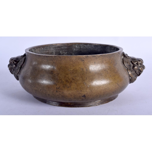 1184 - AN 18TH/19TH CENTURY CHINESE TWIN HANDLED BRONZE CENSER bearing Xuande marks to base. 18 cm wide, in... 