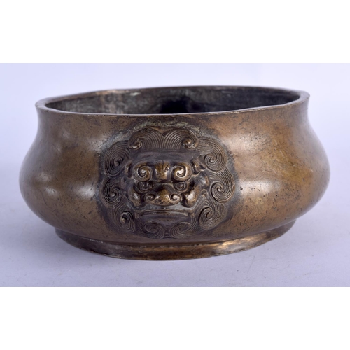 1184 - AN 18TH/19TH CENTURY CHINESE TWIN HANDLED BRONZE CENSER bearing Xuande marks to base. 18 cm wide, in... 