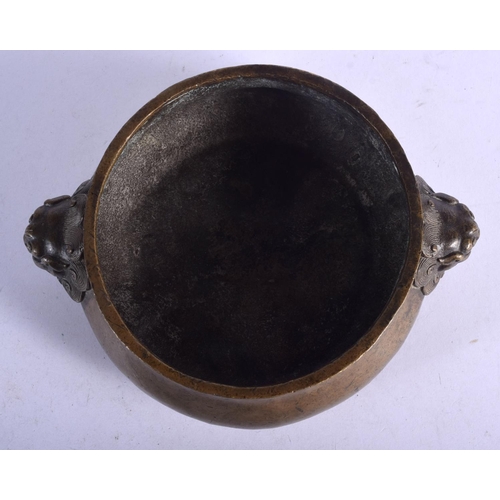 1184 - AN 18TH/19TH CENTURY CHINESE TWIN HANDLED BRONZE CENSER bearing Xuande marks to base. 18 cm wide, in... 