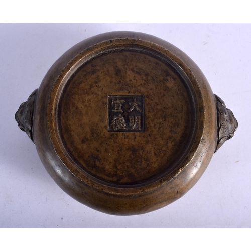 1184 - AN 18TH/19TH CENTURY CHINESE TWIN HANDLED BRONZE CENSER bearing Xuande marks to base. 18 cm wide, in... 