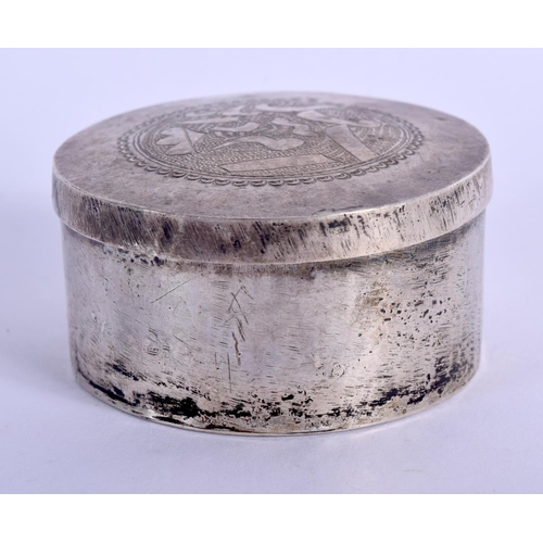 359 - A VINTAGE MIDDLE EASTERN SILVER BOX AND COVER. 29 grams. 5 cm x 2.5 cm.