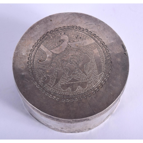 359 - A VINTAGE MIDDLE EASTERN SILVER BOX AND COVER. 29 grams. 5 cm x 2.5 cm.