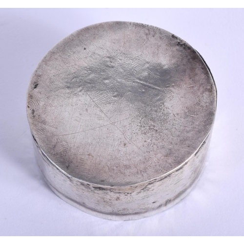 359 - A VINTAGE MIDDLE EASTERN SILVER BOX AND COVER. 29 grams. 5 cm x 2.5 cm.