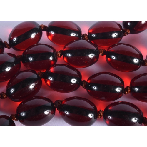 393 - AN AMBER TYPE NECKLACE. 50 cm long.