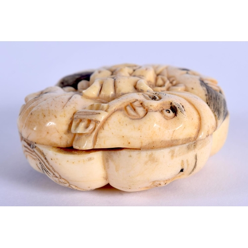 400 - A JAPANESE CARVED BONE NETSUKE. 25 grams. 4 cm x 3.5 cm.
