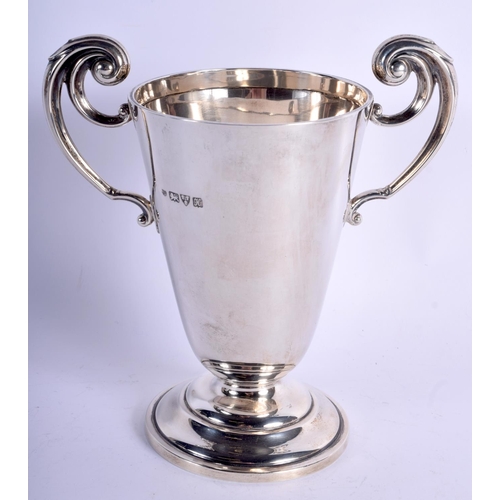 679 - AN ANTIQUE TWIN HANDLED SILVER CUP. Chester 1910. 299 grams. 17 cm x 16 cm.