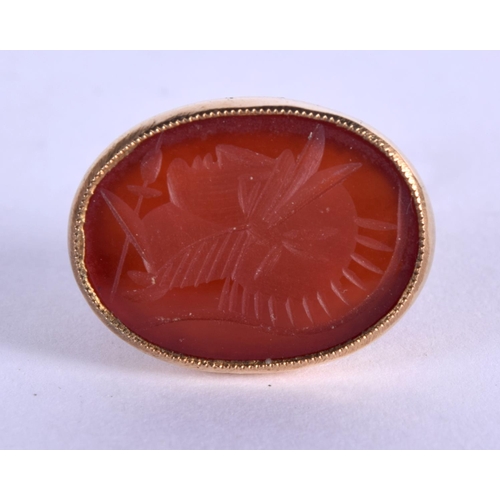 682 - AN ANTIQUE YELLOW METAL AND AGATE SEAL. 6 grams. 2.5 cm x 2 cm.