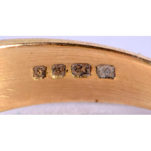 683 - AN 18CT GOLD AND DIAMOND RING. 4 grams. Q.