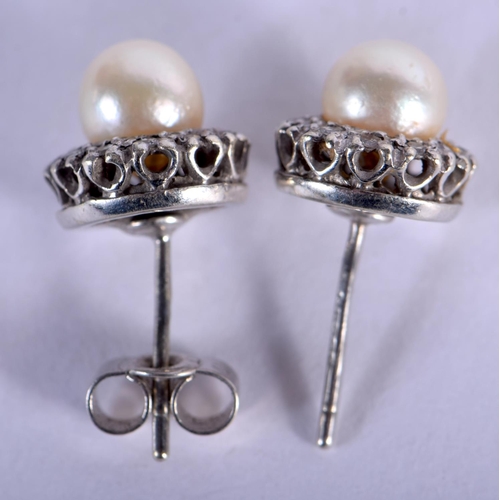 690 - A PAIR OF PEARL EARRINGS. 2.5 grams. 0.75 cm wide.