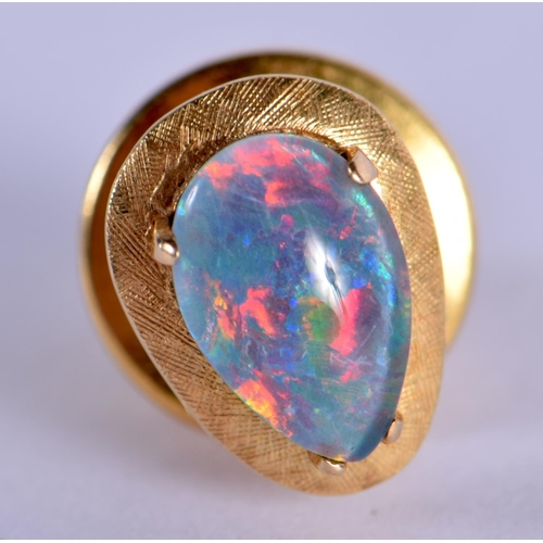 695 - A GOLD AND OPAL TIE PIN. 2.5 grams. 1 cm x 0.75 cm.