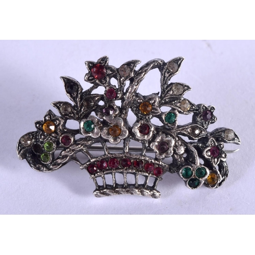 699 - A VINTAGE SILVER GEM SET BROOCH. 9 grams. 2.5 cm x 4 cm.