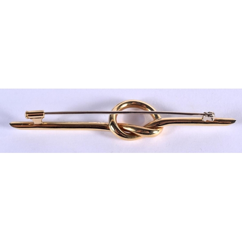 700 - AN 18CT GOLD BROOCH. 4.9 grams. 8 cm x 1.5 cm.