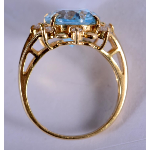 702 - AN 18CT GOLD DIAMOND AND AQUAMARINE RING. 5.8 grams. L/M.