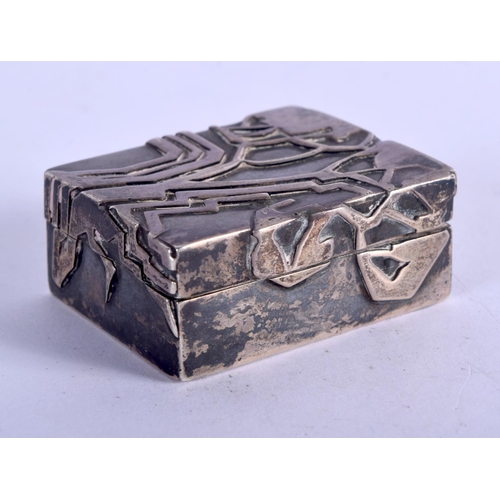 722 - A STYLISH SILVER CUBIST BOX AND COVER. 69 grams. 4.5 cm x 3.75 cm.