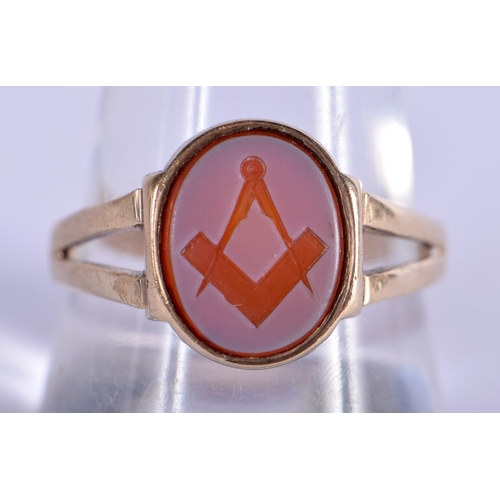 728 - A GOLD AND AGATE MASONIC RING. V. 3.2 grams.