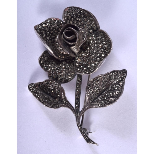 731 - A SILVER FLOWER BROOCH. 30 grams. 7 cm x 4.5 cm.