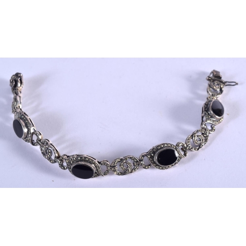 733 - A SILVER AND BLACK ONYX BRACELET. 22 grams. 19 cm long.