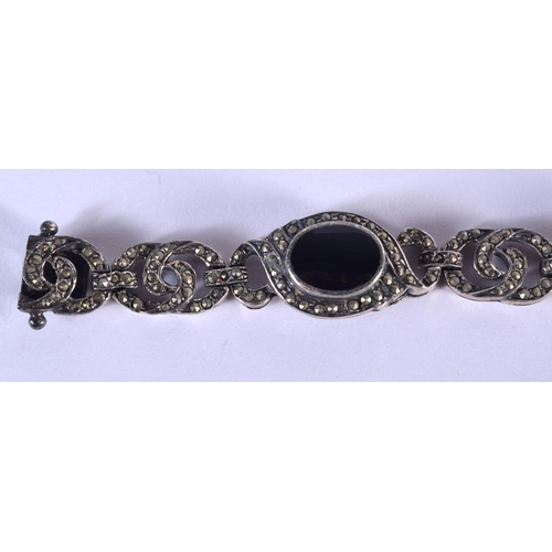 733 - A SILVER AND BLACK ONYX BRACELET. 22 grams. 19 cm long.