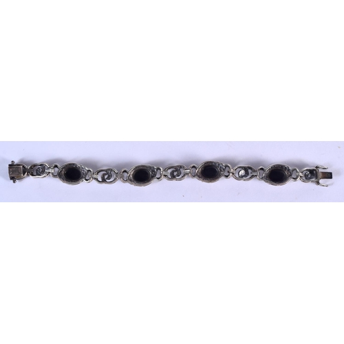 733 - A SILVER AND BLACK ONYX BRACELET. 22 grams. 19 cm long.