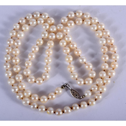 734 - A 10CT WHITE GOLD AND PEARL NECKLACE. 33 grams. 72 cm long.