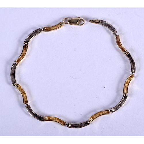 739 - A 14CT GOLD BRACELET. 7 grams. 21 cm long.