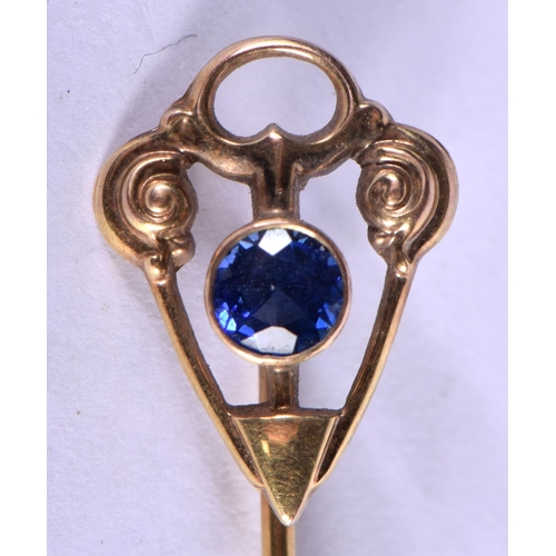 741 - AN ANTIQUE GOLD AND SAPPHIRE TIE PIN. 3.1 grams. 7 cm long.