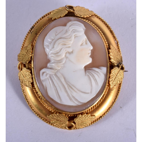 747 - AN ANTIQUE CAMEO BROOCH. 17 grams. 4.75 cm x 4 cm.