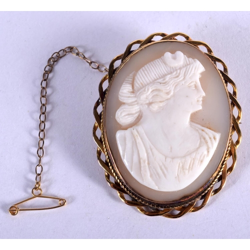 748 - AN ANTIQUE CAMEO BROOCH. 9 grams. 4 cm x 3.25 cm.