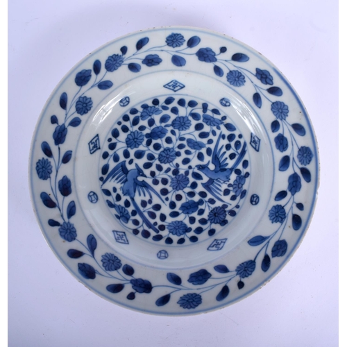 76 - A LATE 17TH CENTURY CHINESE BLUE AND WHITE PORCELAIN PLATE Kangxi, painted with birds. 21 cm diamete... 
