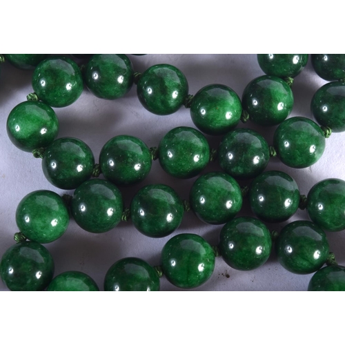 800 - A MALACHITE NECKLACE. 108 grams. 82 cm long.