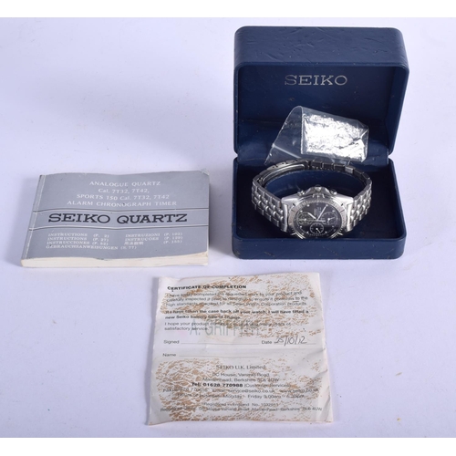 824 - A BOXED SEIKO WRISTWATCH. 112 grams. 4.25 cm wide inc crown.