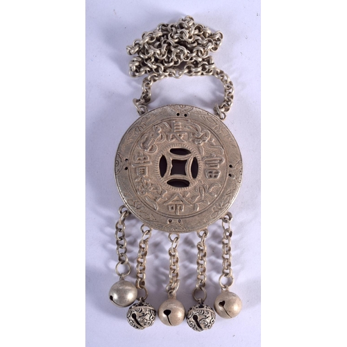 831 - A CHINESE WHITE METAL NECKLACE 20th Century. 129 grams. Chain 62 cm long, pendant 12 cm x 6 cm.