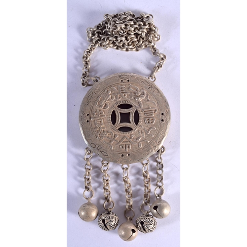 831 - A CHINESE WHITE METAL NECKLACE 20th Century. 129 grams. Chain 62 cm long, pendant 12 cm x 6 cm.