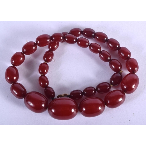 863 - A CHERRY AMBER NECKLACE. 24 grams. 36 cm long.