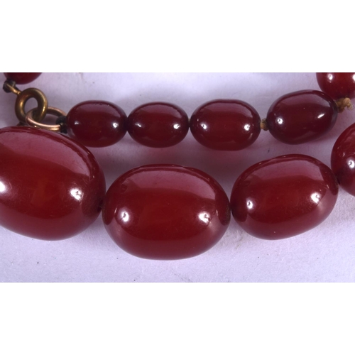 863 - A CHERRY AMBER NECKLACE. 24 grams. 36 cm long.