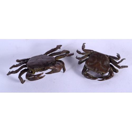 875 - A PAIR OF JAPANESE BRONZE CRAB OKIMONO. 43 grams. 5 cm x 3 cm.