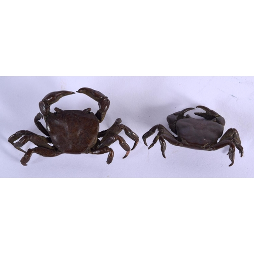 875 - A PAIR OF JAPANESE BRONZE CRAB OKIMONO. 43 grams. 5 cm x 3 cm.