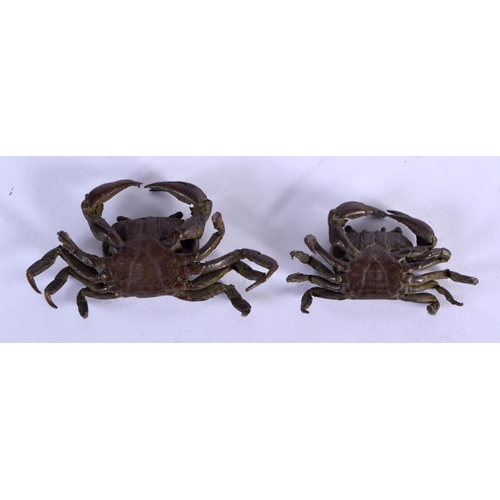 875 - A PAIR OF JAPANESE BRONZE CRAB OKIMONO. 43 grams. 5 cm x 3 cm.