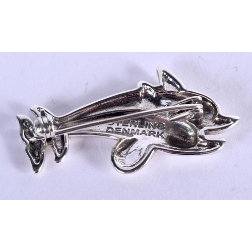 886 - A DANISH SILVER DOLPHIN BROOCH. 5.5 grams. 2 cm x 3.5 cm.