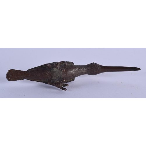 887 - A JAPANESE BRONZE BIRD OKIMONO.126 grams. 13.5 cm x 4 cm.