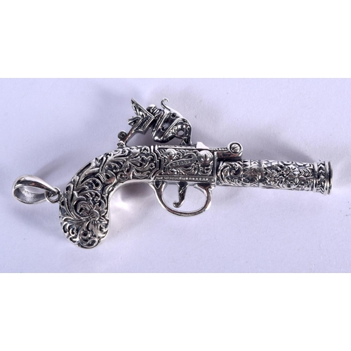 892 - A SILVER GUN. 22 grams. 7.5 cm x 3.5 cm.