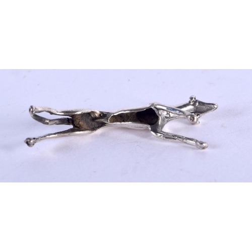 897 - A SILVER GREYHOUND. 3.7 grams. 3.25 cm wide.